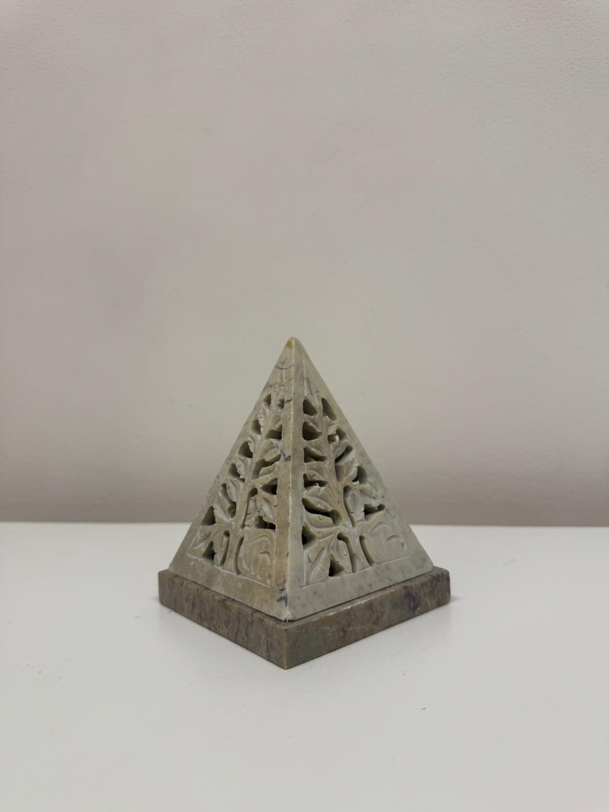 Kamenná pyramida — kadidelník / svícen