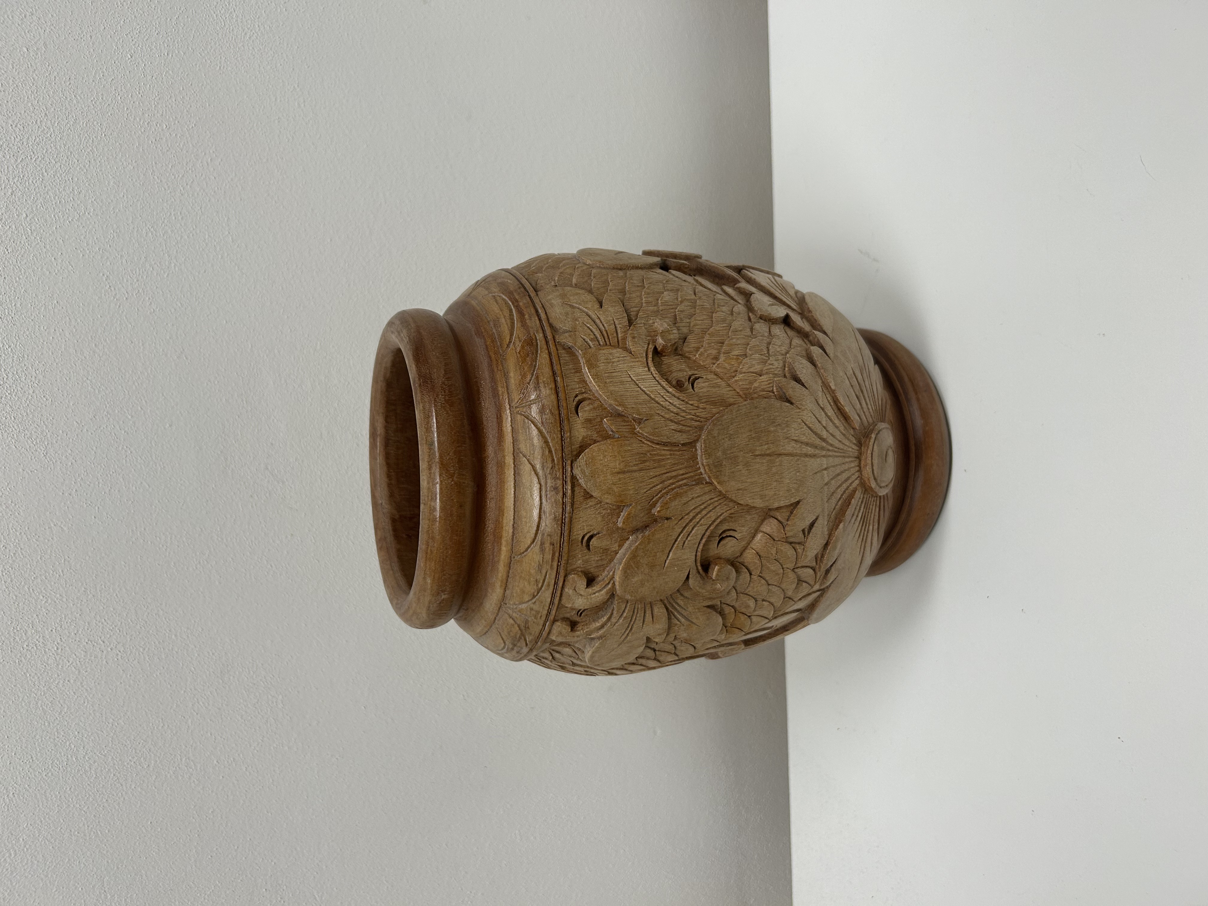 Ručně vyřezávaná dřevěná váza — florální motiv