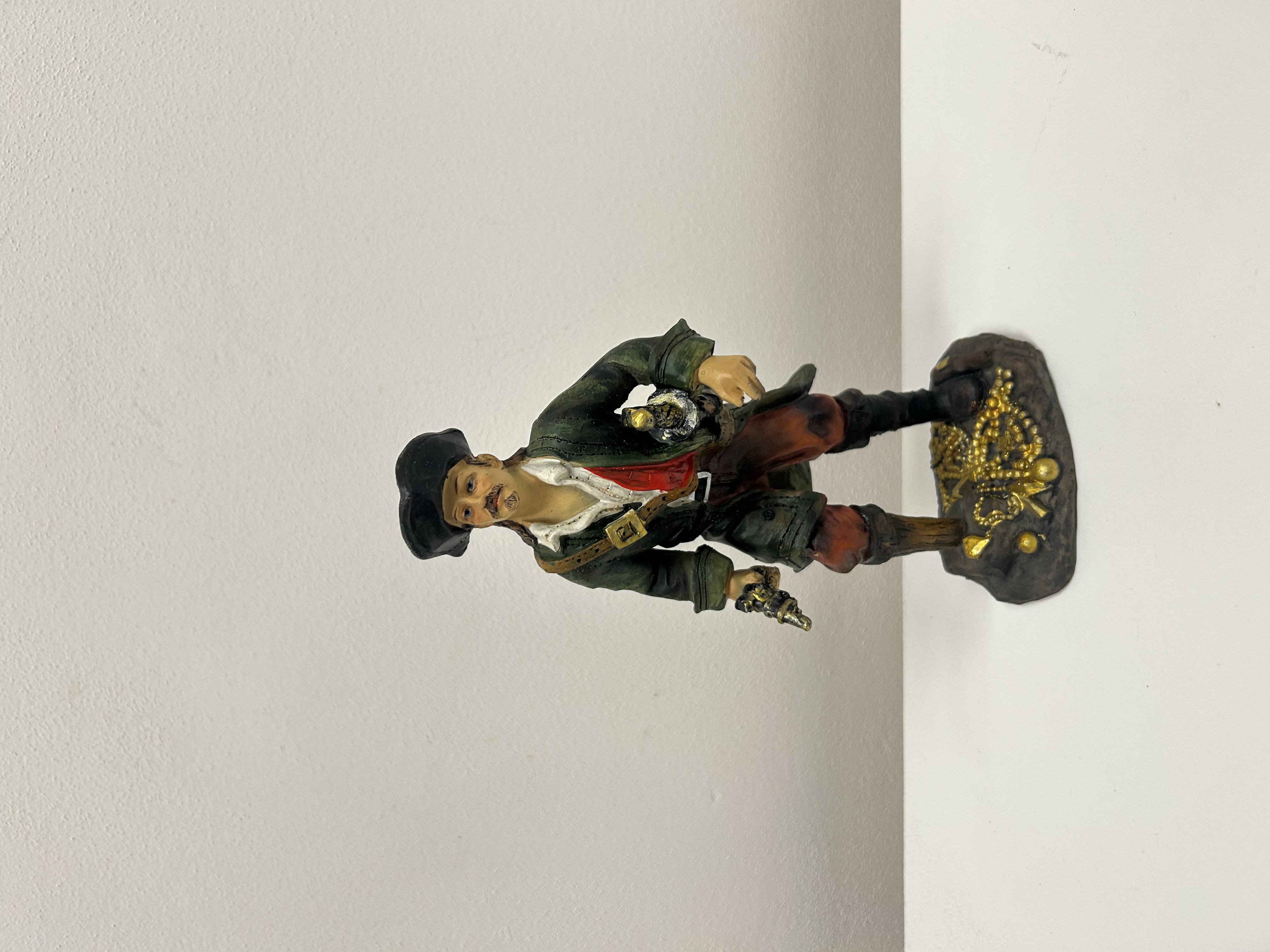Figurka piráta — kapitán s pokladem
